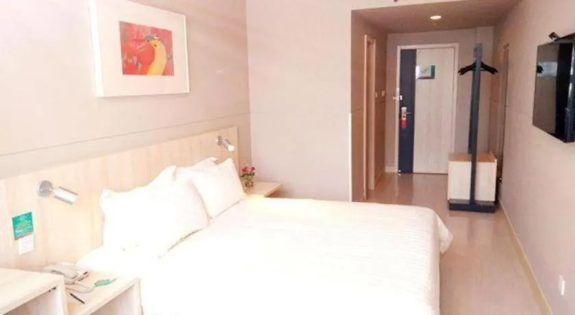 Bed in Jinjiang Inn Pingliang West Railway Station Xuanhe New City