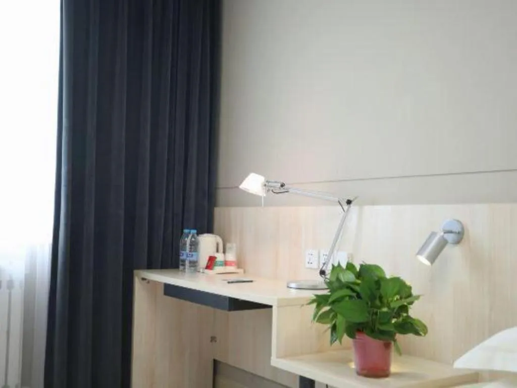 Bed in Jinjiang Inn Pingliang West Railway Station Xuanhe New City