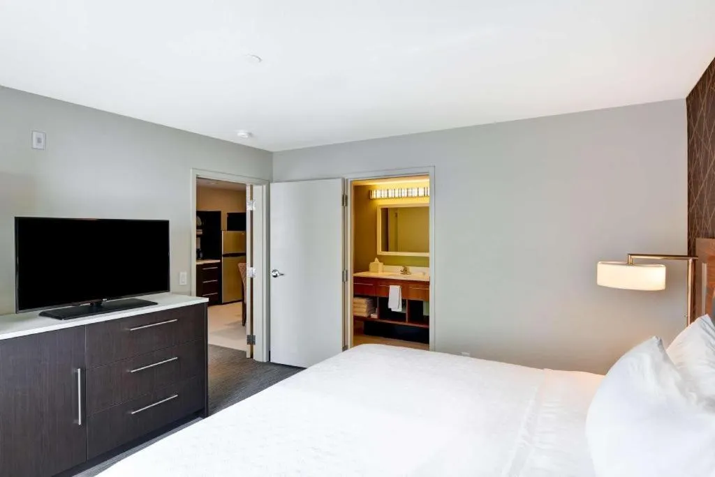 Bed in Home2 Suites by Hilton Green Bay