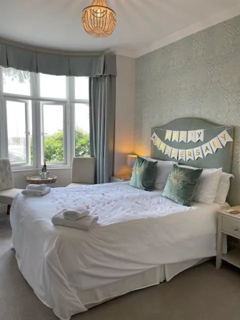 Bedroom, Bed in Beaches Guest House