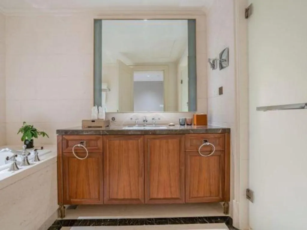 Donghai Xianhucheng Huanglong Hotel