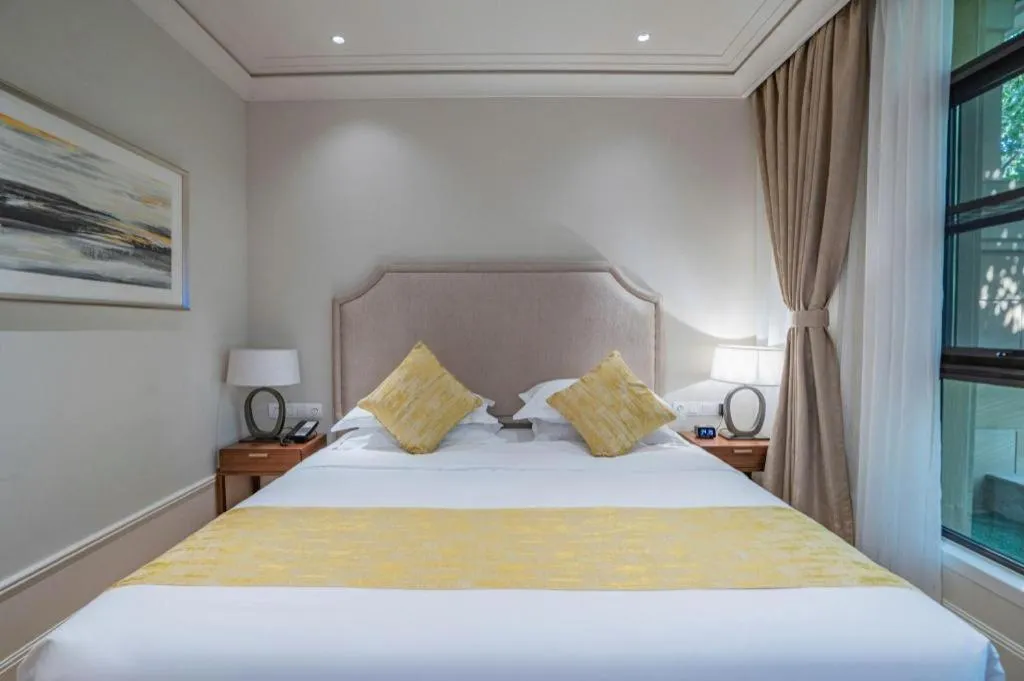 Bed in Donghai Xianhucheng Huanglong Hotel