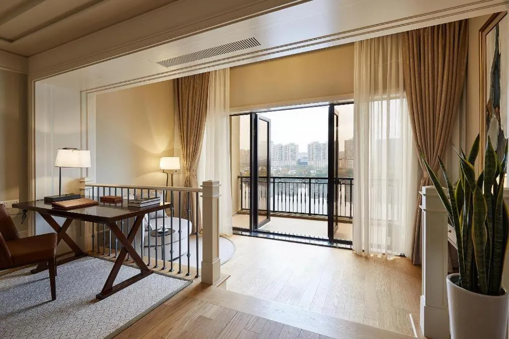 Bed in Donghai Xianhucheng Huanglong Hotel