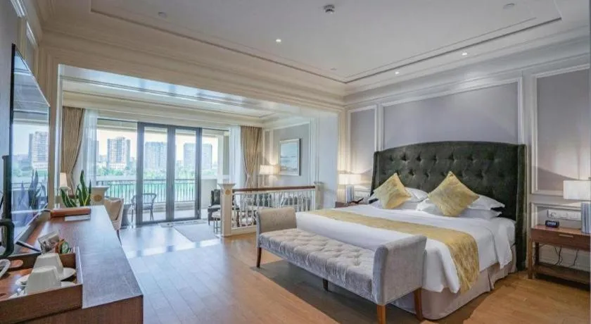 Bed in Donghai Xianhucheng Huanglong Hotel