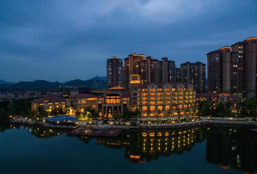 Donghai Xianhucheng Huanglong Hotel