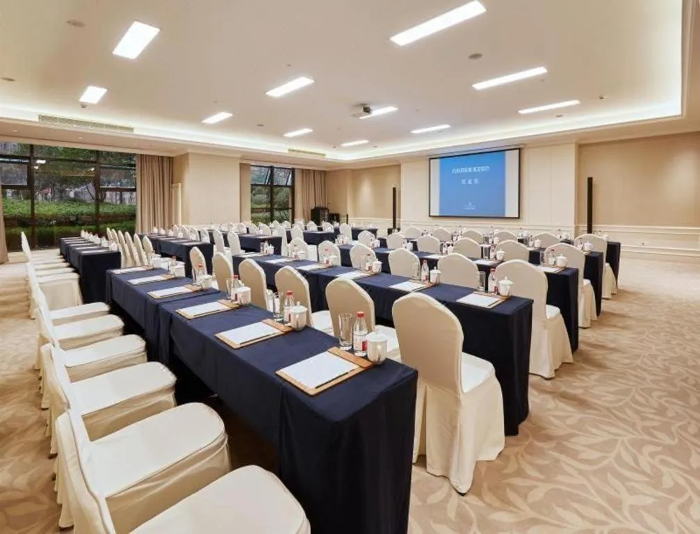 Donghai Xianhucheng Huanglong Hotel