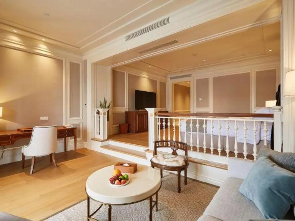 Donghai Xianhucheng Huanglong Hotel