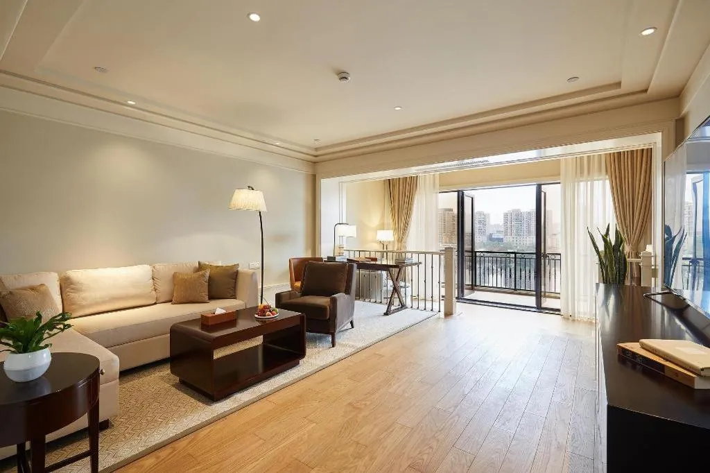 Donghai Xianhucheng Huanglong Hotel