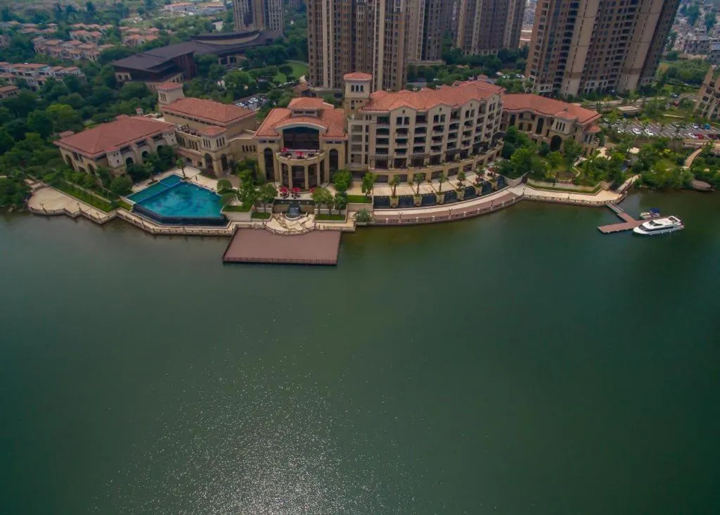 Donghai Xianhucheng Huanglong Hotel