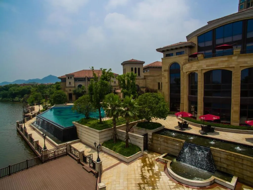 Donghai Xianhucheng Huanglong Hotel