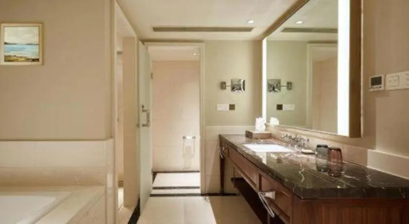 Donghai Xianhucheng Huanglong Hotel