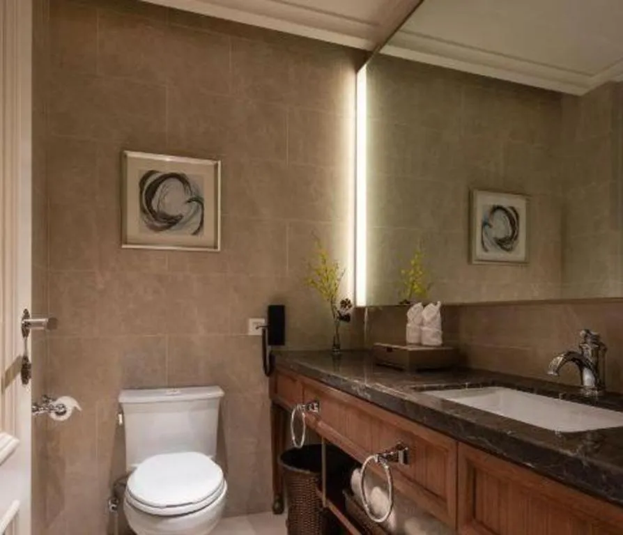 Donghai Xianhucheng Huanglong Hotel