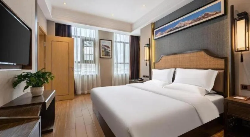 Bed in Metropolo Hotel YunNan Shangri-la Karma Dan Songzanlin Temple