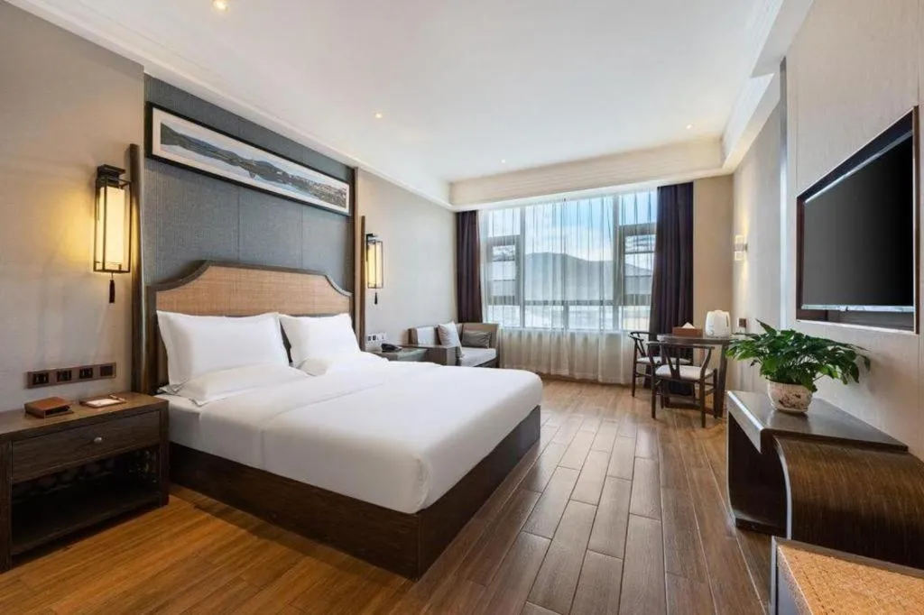 Bed in Metropolo Hotel YunNan Shangri-la Karma Dan Songzanlin Temple