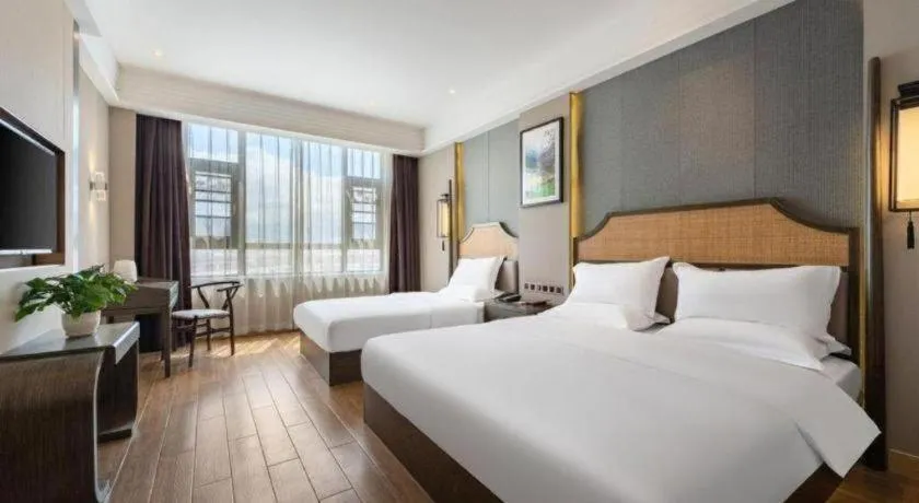 Bed in Metropolo Hotel YunNan Shangri-la Karma Dan Songzanlin Temple