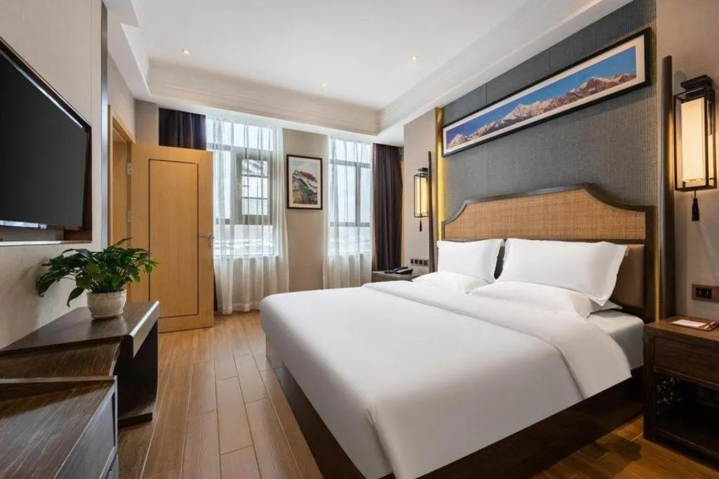 Bed in Metropolo Hotel YunNan Shangri-la Karma Dan Songzanlin Temple