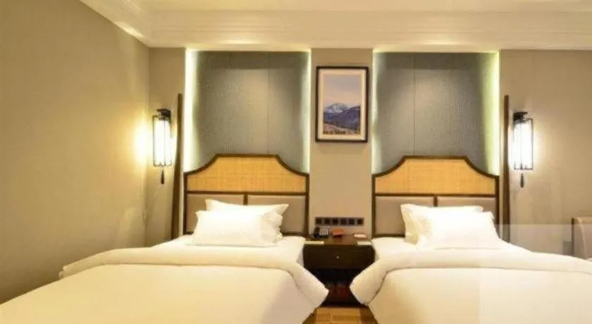 Bed in Metropolo Hotel YunNan Shangri-la Karma Dan Songzanlin Temple