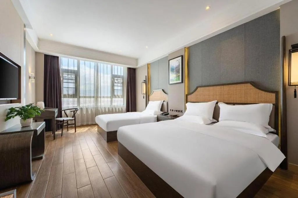 Bed in Metropolo Hotel YunNan Shangri-la Karma Dan Songzanlin Temple