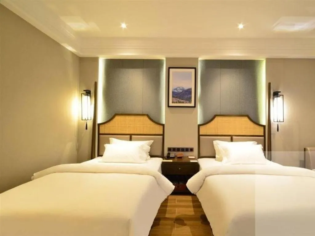 Bed in Metropolo Hotel YunNan Shangri-la Karma Dan Songzanlin Temple