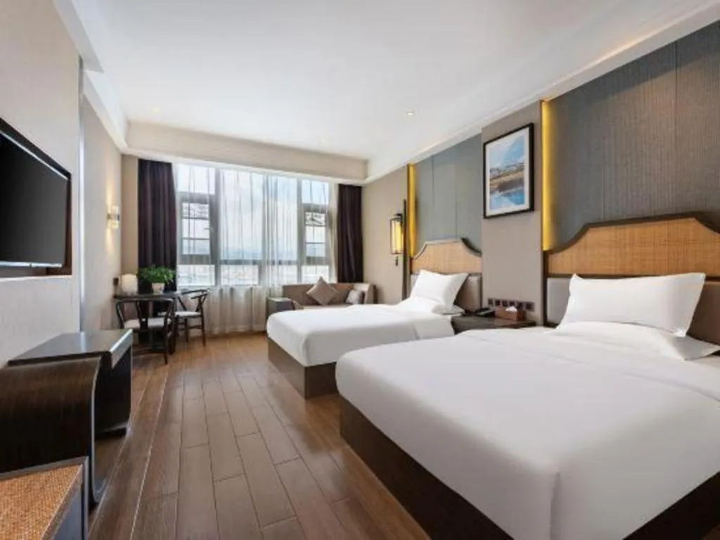 Bed in Metropolo Hotel YunNan Shangri-la Karma Dan Songzanlin Temple