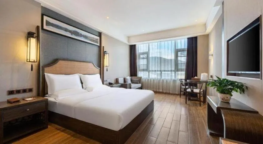 Bed in Metropolo Hotel YunNan Shangri-la Karma Dan Songzanlin Temple