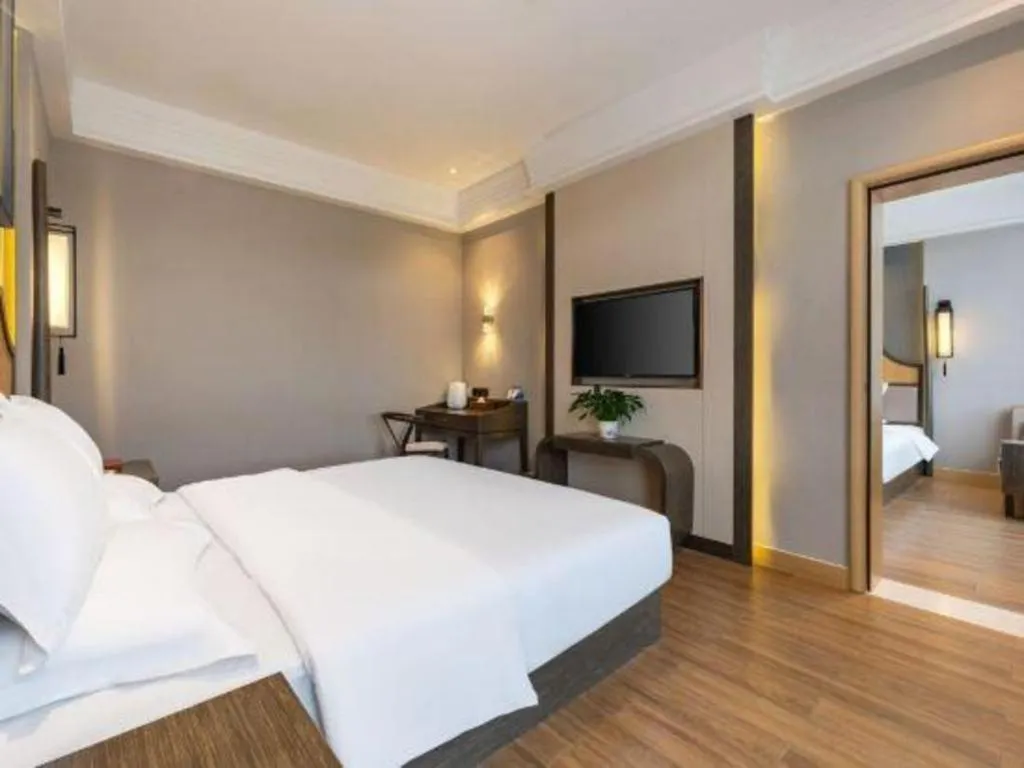 Bed in Metropolo Hotel YunNan Shangri-la Karma Dan Songzanlin Temple