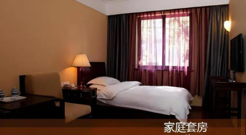 Bed in Hujialou Hot Spring Hotel