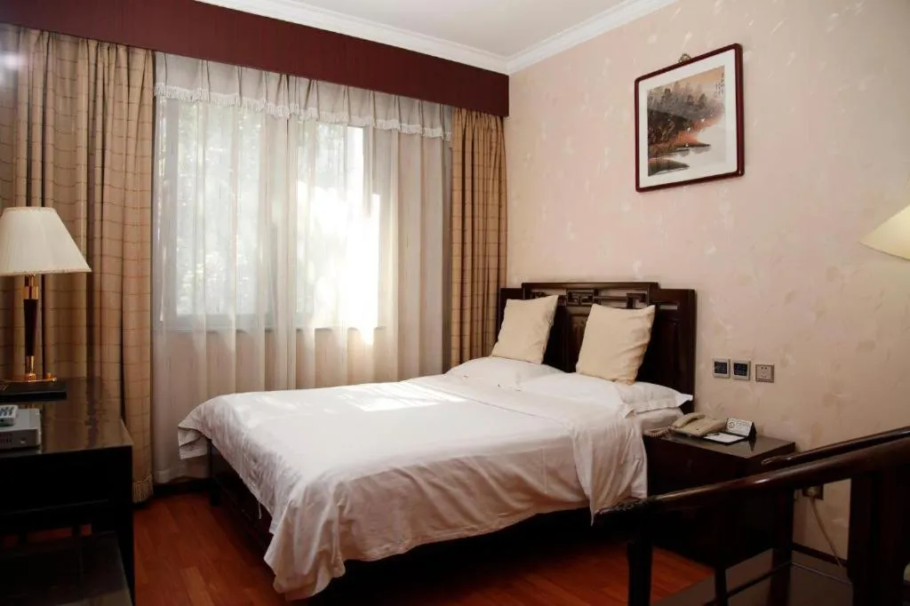 Bed in Hujialou Hot Spring Hotel