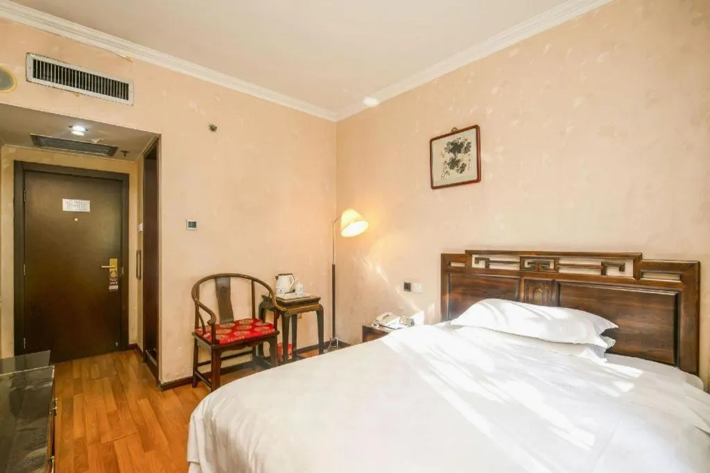 Bed in Hujialou Hot Spring Hotel