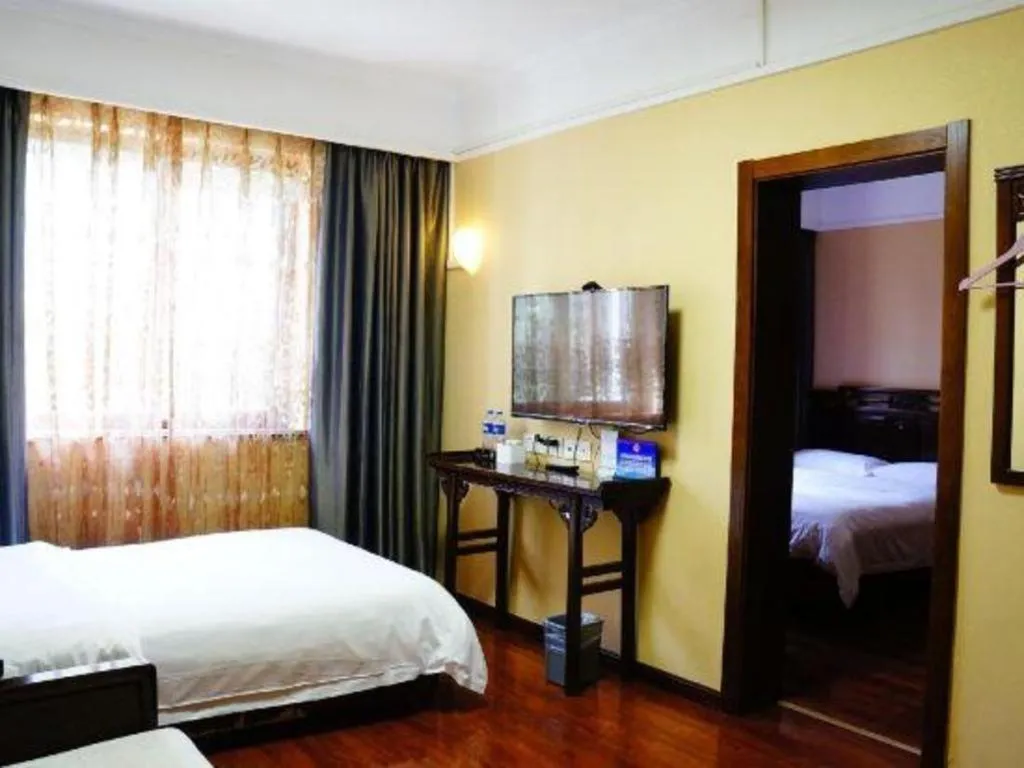 Bed in Hujialou Hot Spring Hotel