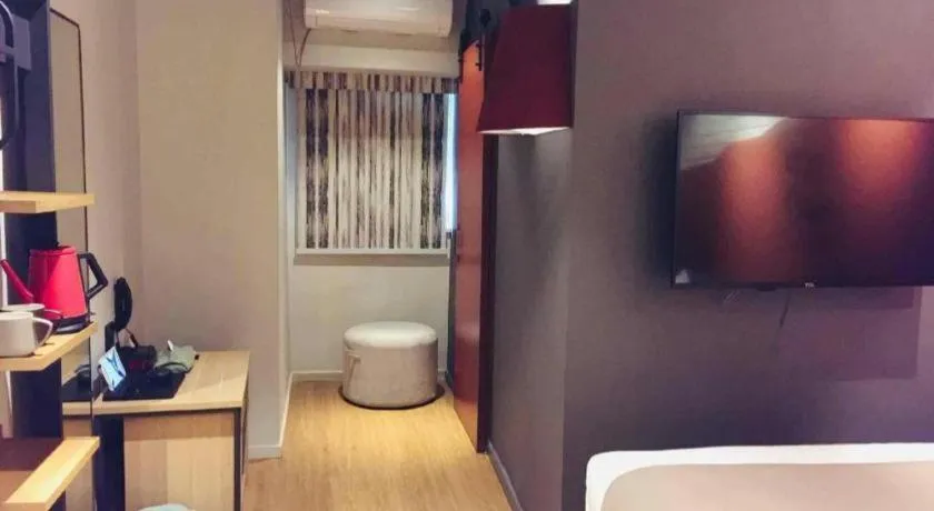 Bed in YUNIK-Shanghai Zhongshan Park Yan'an Xi Road