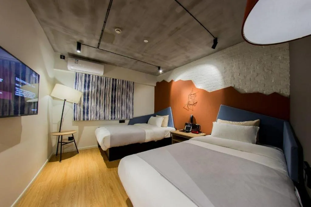 Bed in YUNIK-Shanghai Zhongshan Park Yan'an Xi Road