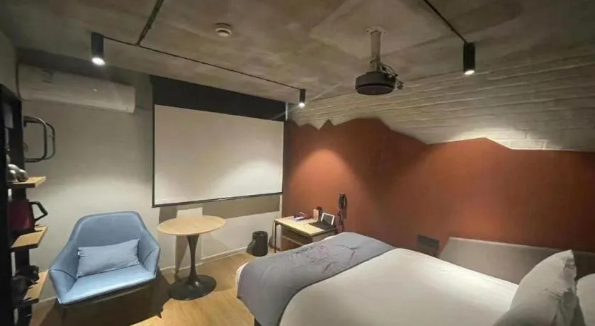 Bed in YUNIK-Shanghai Zhongshan Park Yan'an Xi Road