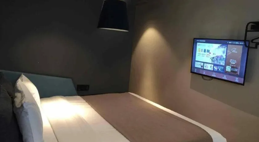 Bed in YUNIK-Shanghai Zhongshan Park Yan'an Xi Road