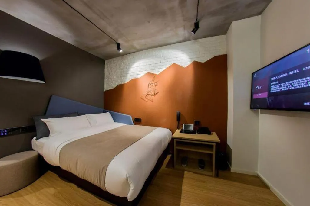 Bed in YUNIK-Shanghai Zhongshan Park Yan'an Xi Road