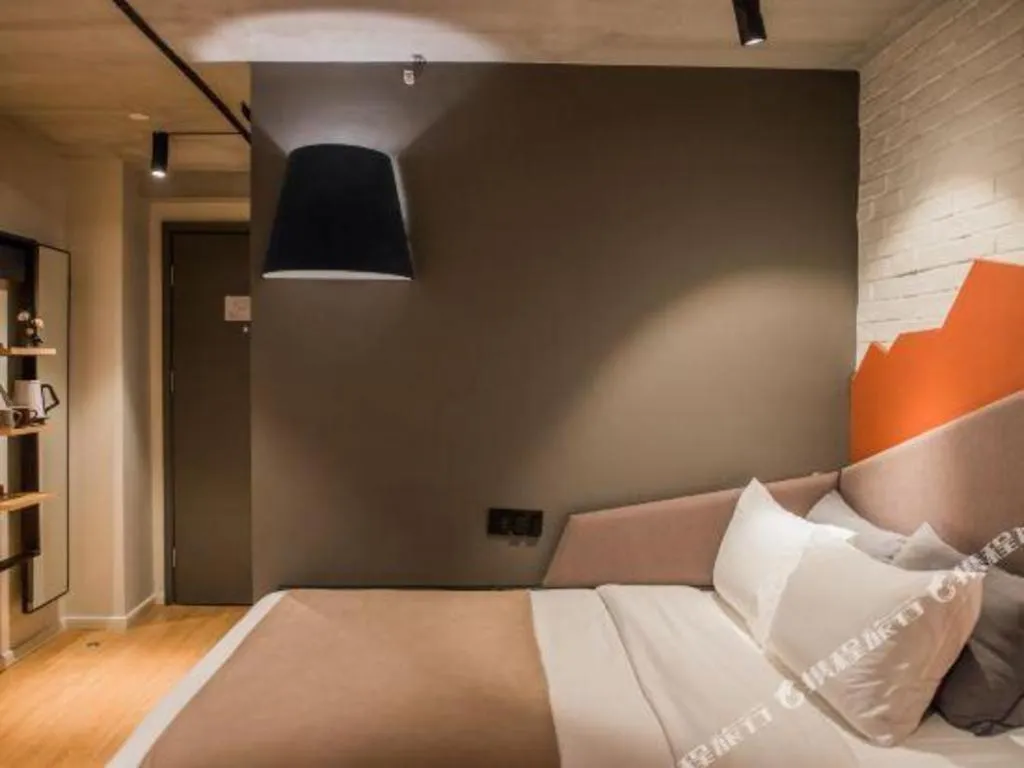 Bed in YUNIK-Shanghai Zhongshan Park Yan'an Xi Road