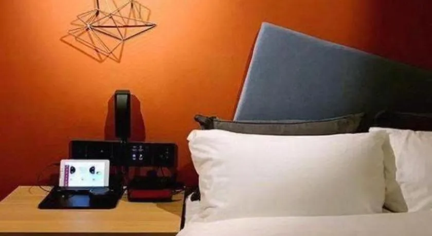 Bed in YUNIK-Shanghai Zhongshan Park Yan'an Xi Road