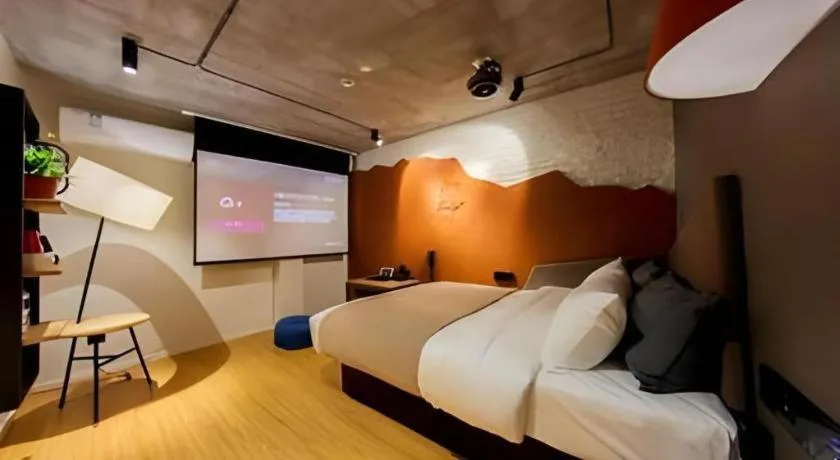 Bed in YUNIK-Shanghai Zhongshan Park Yan'an Xi Road