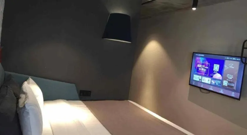 Bed in YUNIK-Shanghai Zhongshan Park Yan'an Xi Road