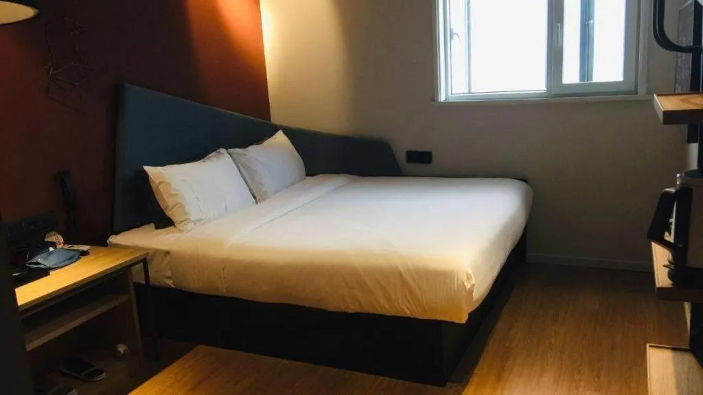 Bed in YUNIK-Shanghai Zhongshan Park Yan'an Xi Road