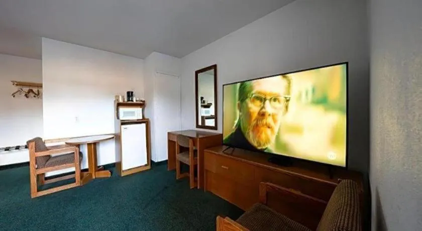 OYO Riverside Inn John Day OR