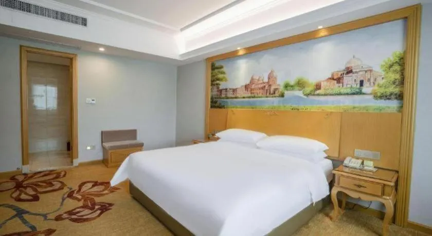 Bed in Vienna Hotel Guangdong Huizhou Lilin North Railway Station