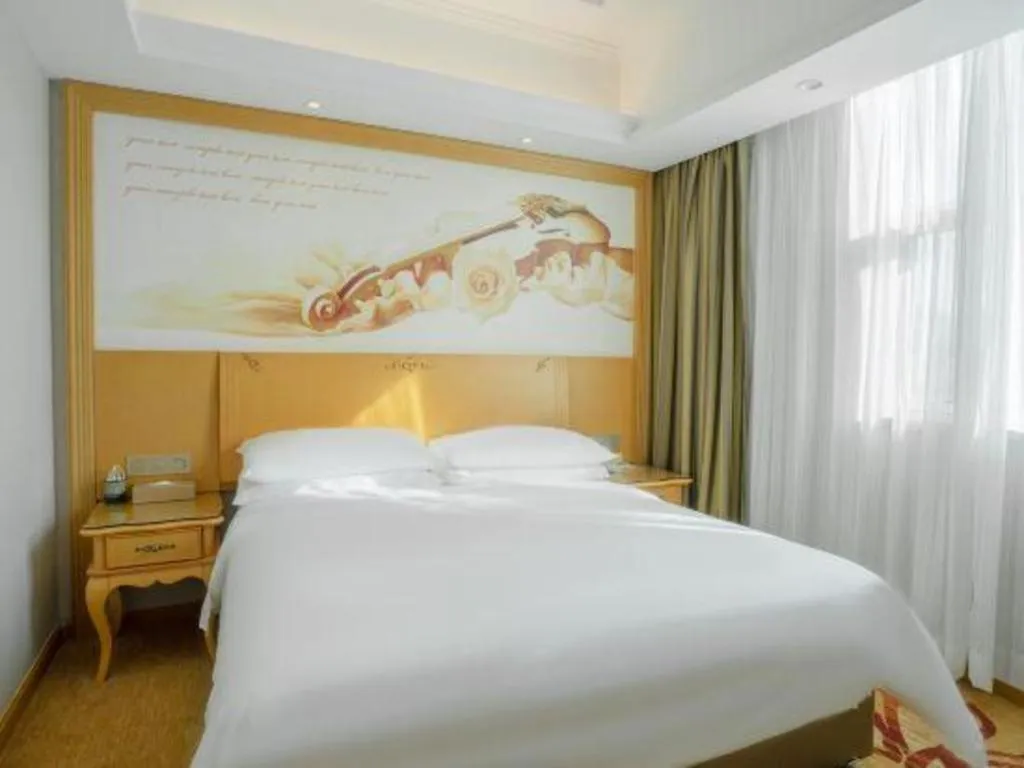 Bed in Vienna Hotel Guangdong Huizhou Lilin North Railway Station