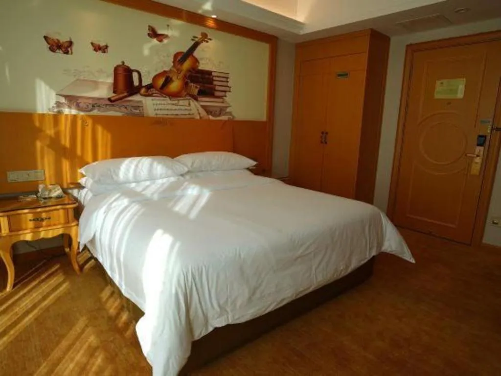 Bed in Vienna Hotel Guangdong Huizhou Lilin North Railway Station