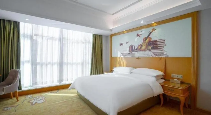 Bed in Vienna Hotel Guangdong Huizhou Lilin North Railway Station