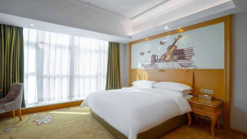 Bed in Vienna Hotel Guangdong Huizhou Lilin North Railway Station