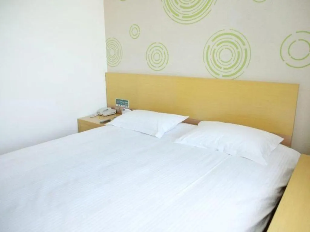 Bed in GreenTree Inn Binzhou Bus Station