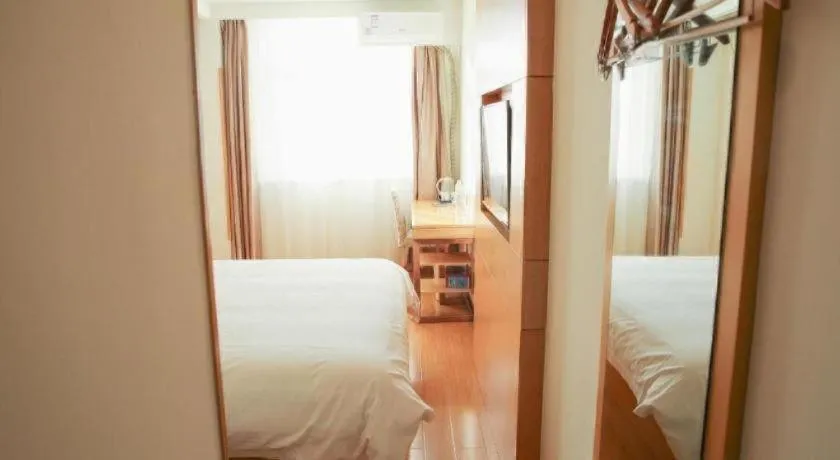 Bed in GreenTree Inn Binzhou Bus Station