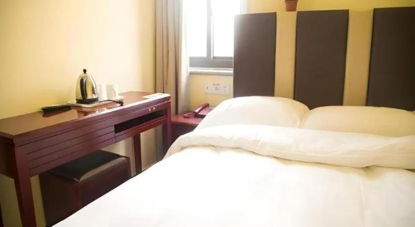 Bed in Shell Hotel Shanghai Baoshan Meilanhu Luosheng Road