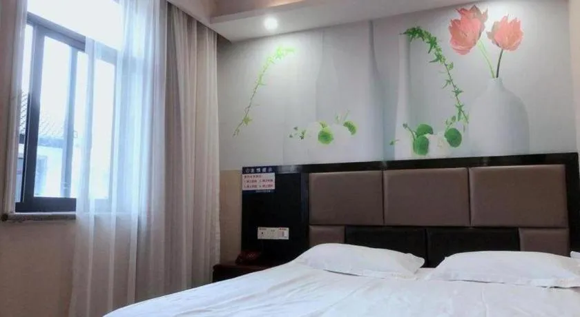 Bed in Shell Hotel Shanghai Baoshan Meilanhu Luosheng Road